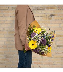Trendy FLOWR buket. Buket med lilla, blå, gule og hvide blomster
Send blomster til en, du holder af. Priser er altid inkl. kort og levering. Hurtig levering. Blomsterlevering til døren
